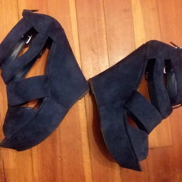 Heart in D Misses sandles wedge sz 10 M, Navy. - Picture 5 of 5